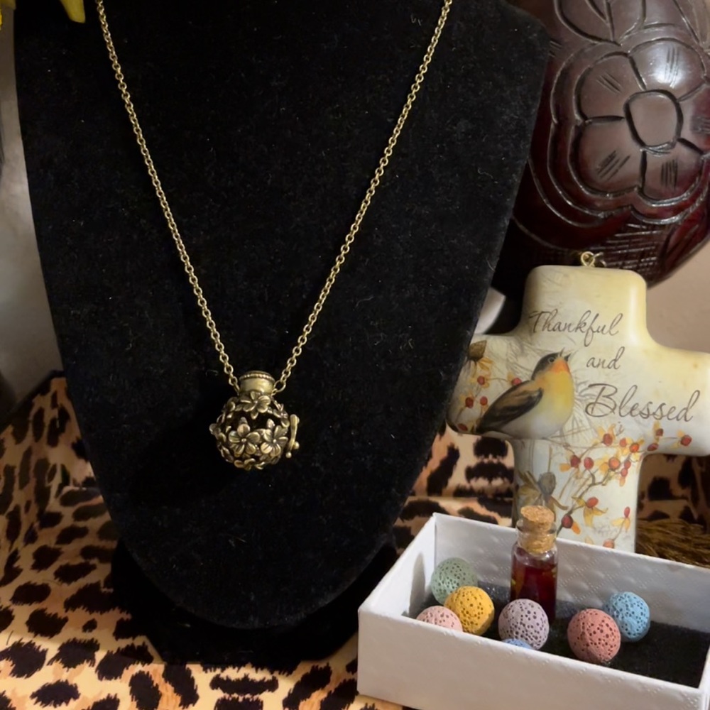 beautiful aromatherapy pendant necklace🌻